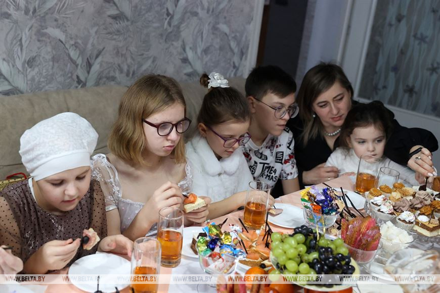 Анатолий Исаченко поздравил воспитанников дома семейного типа из Краснополья