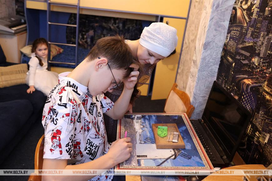 Анатолий Исаченко поздравил воспитанников дома семейного типа из Краснополья
