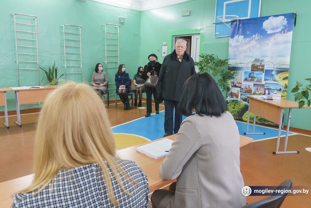 Анатолий Исаченко дал старт досрочному голосованию в Могилевской области