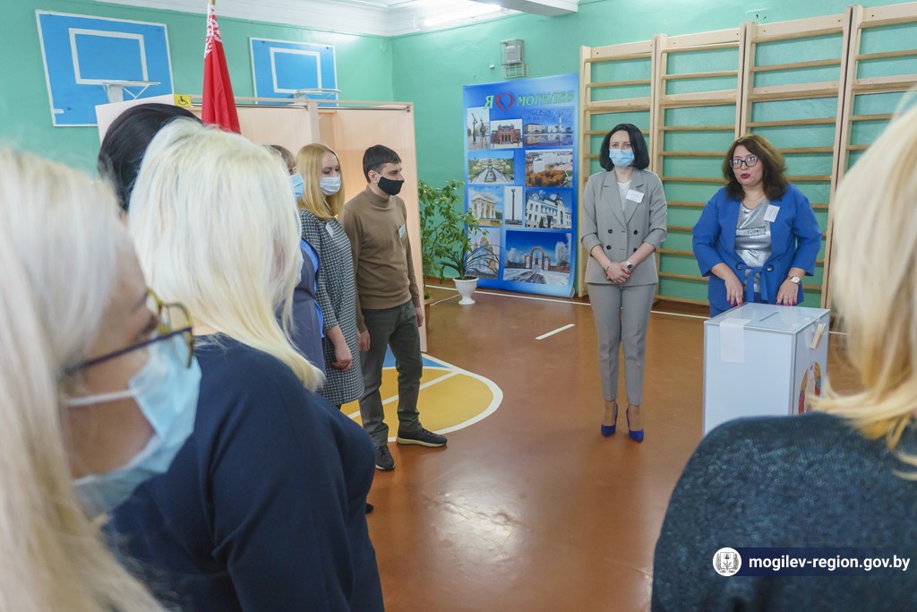 Анатолий Исаченко дал старт досрочному голосованию в Могилевской области
