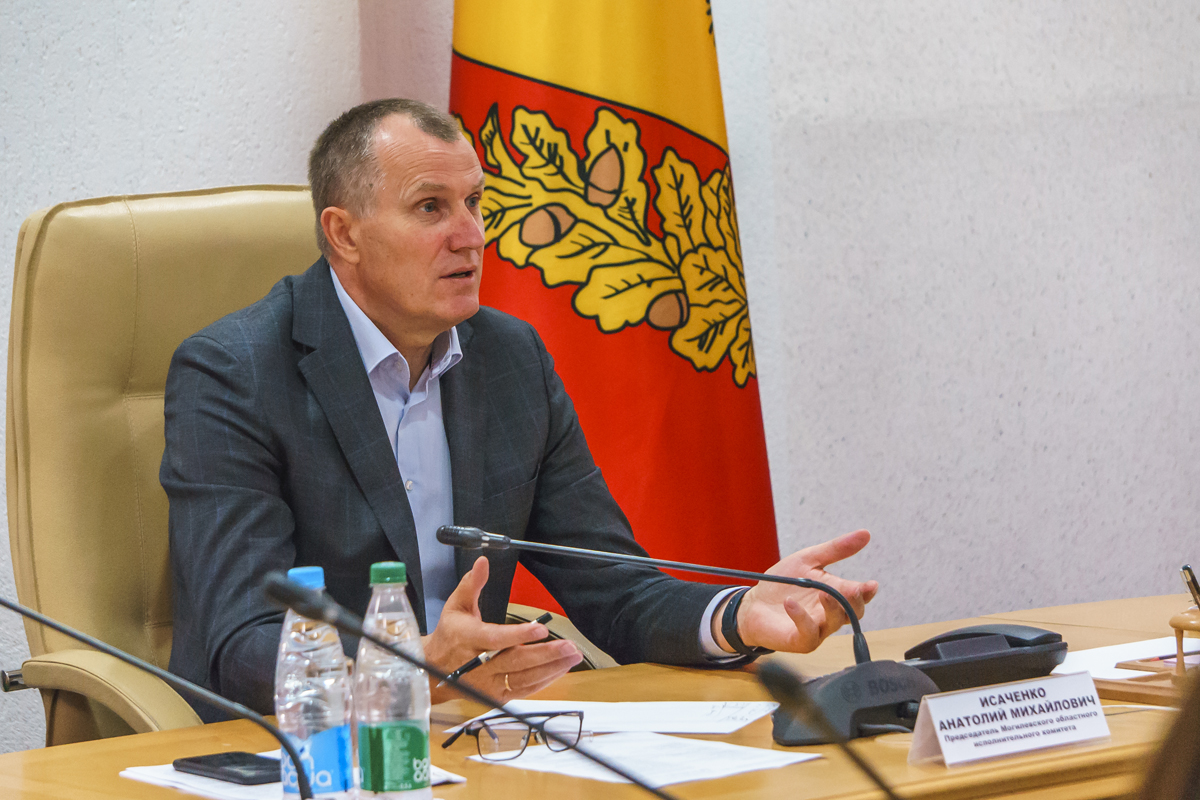 Председатель Могилевского облисполкома Анатолий Исаченко провел прямую телефонную линию