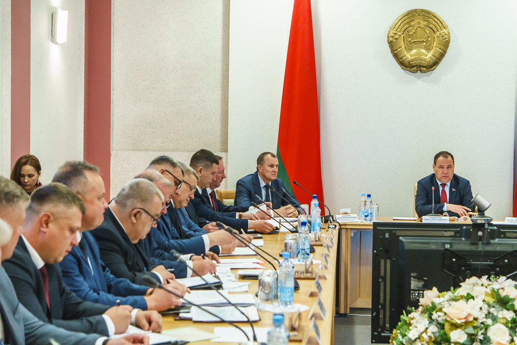 Вопросы строительной отрасли обсудили в Могилевском облисполкоме на совещании с участием премьер-министра Беларуси Романа Головченко