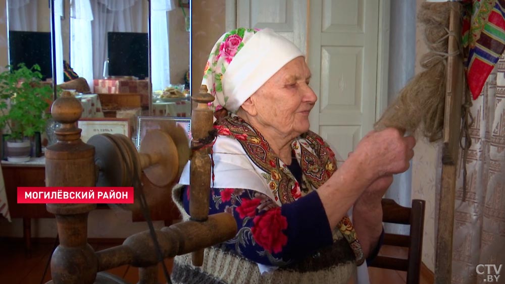 Рукодельница из Могилевской области прядет на 100-летней прялке и выступает в ансамбле