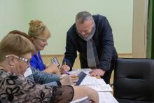Голосует Владимир Цумарев